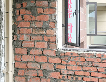 新建墙体如砌在楼板上，须采用轻质砖，厨房卫生间建墙必须为实心墙体。